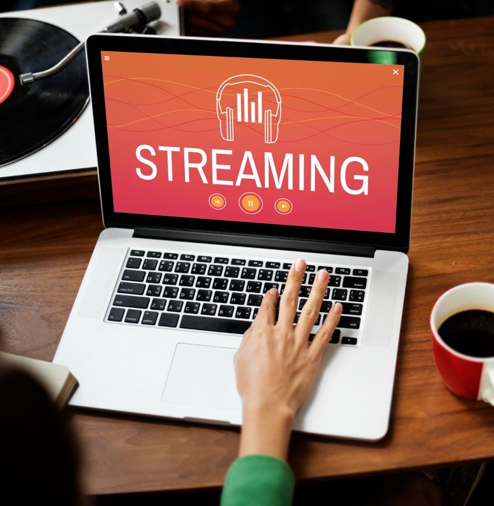 Audio streaming : a laptop screen showing audio streaming app